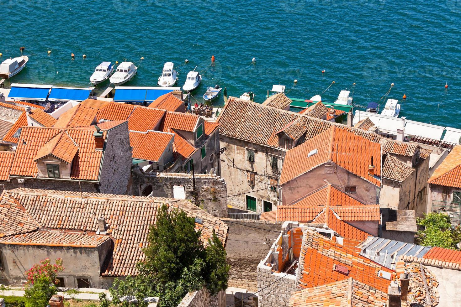 antiguos edificios de piedra de sibenik, croacia foto