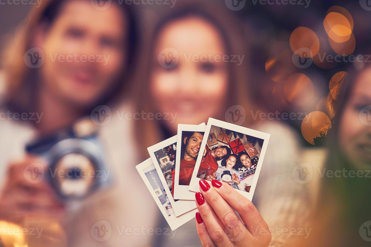 hermosa pareja celebrando la navidad en casa y tomando fotos instantáneas