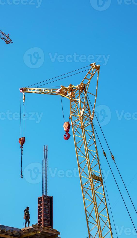 un trabajador prepara el encofrado para una estructura moderna de hormigón y metal de un edificio residencial. foto