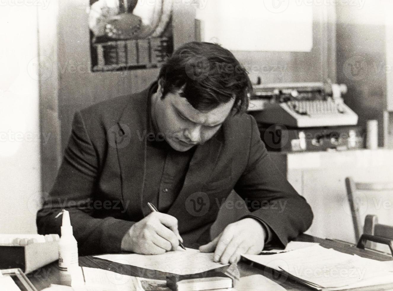 A young researcher at the Dnepropetrovsk Metallurgical Institute makes manual calculations without the use of a microcalculator and a personal computer. photo