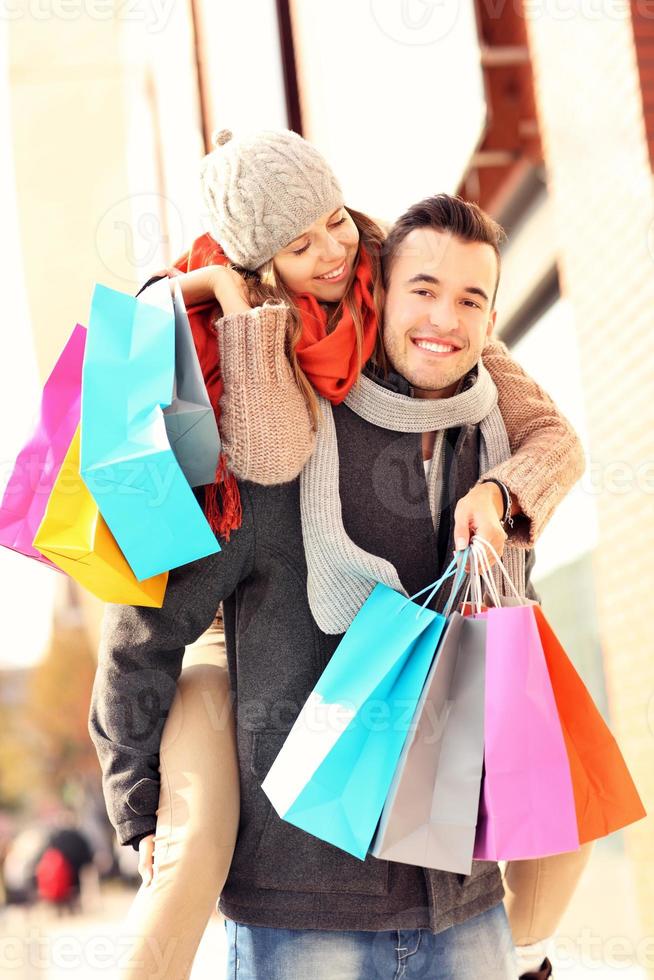 feliz pareja de compras en la ciudad foto