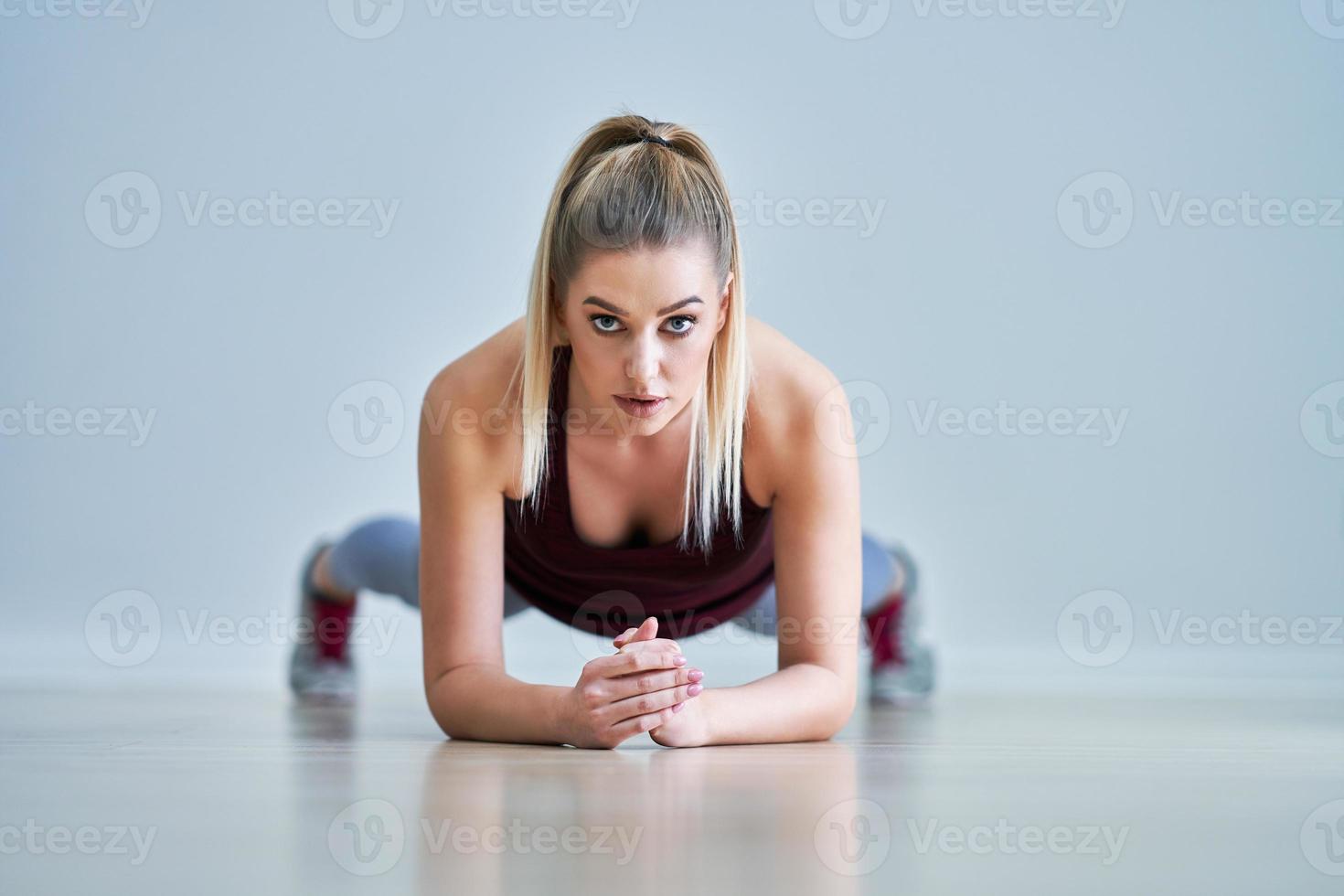 mujer trabajando sola sobre los hombros foto