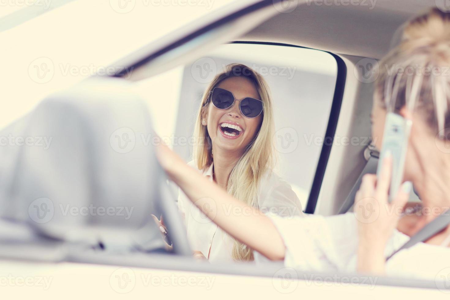 mujer hablando por teléfono mientras conduce foto