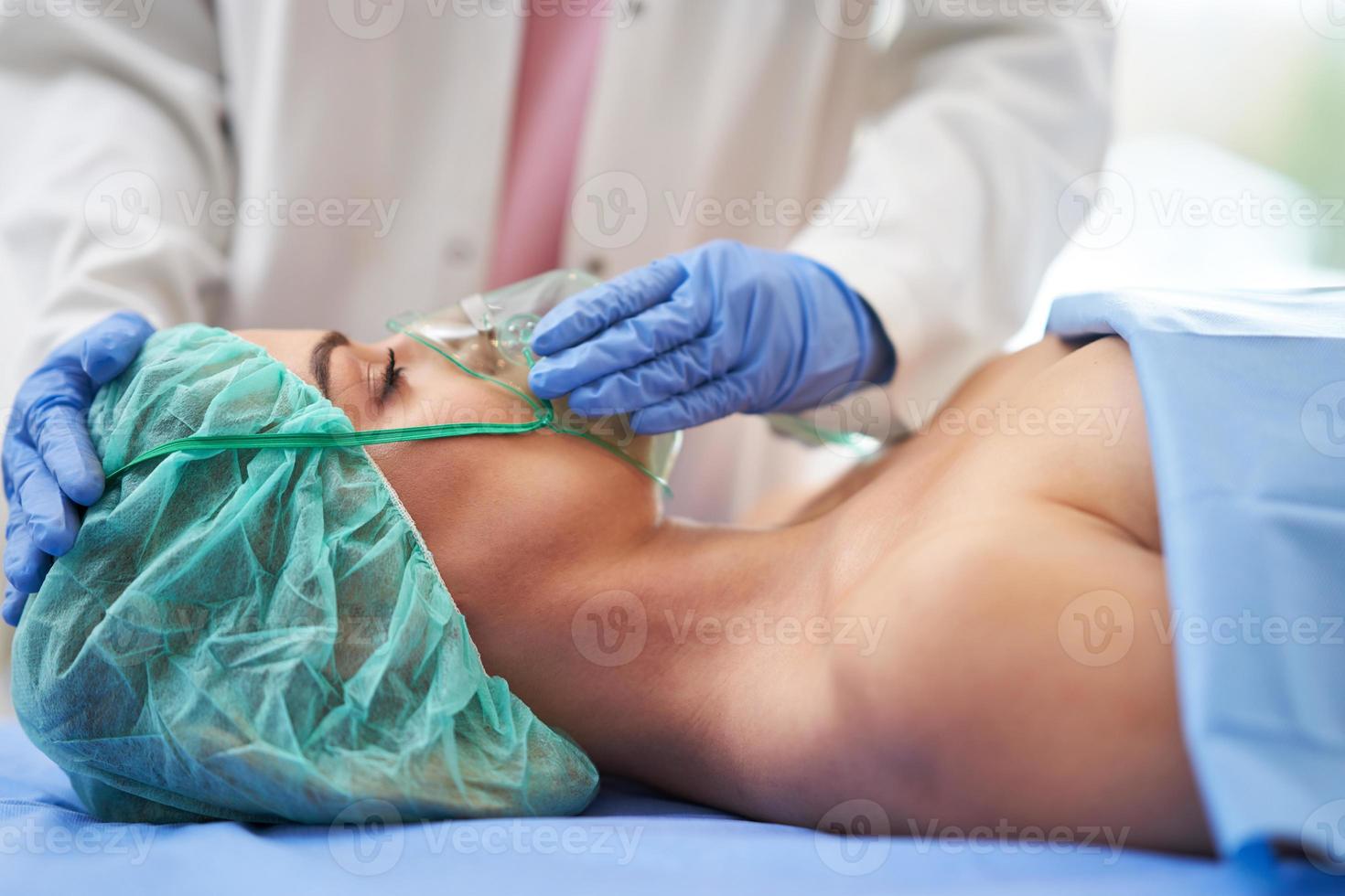 enfermera da terapia respiratoria a un paciente que se recupera en el hospital foto