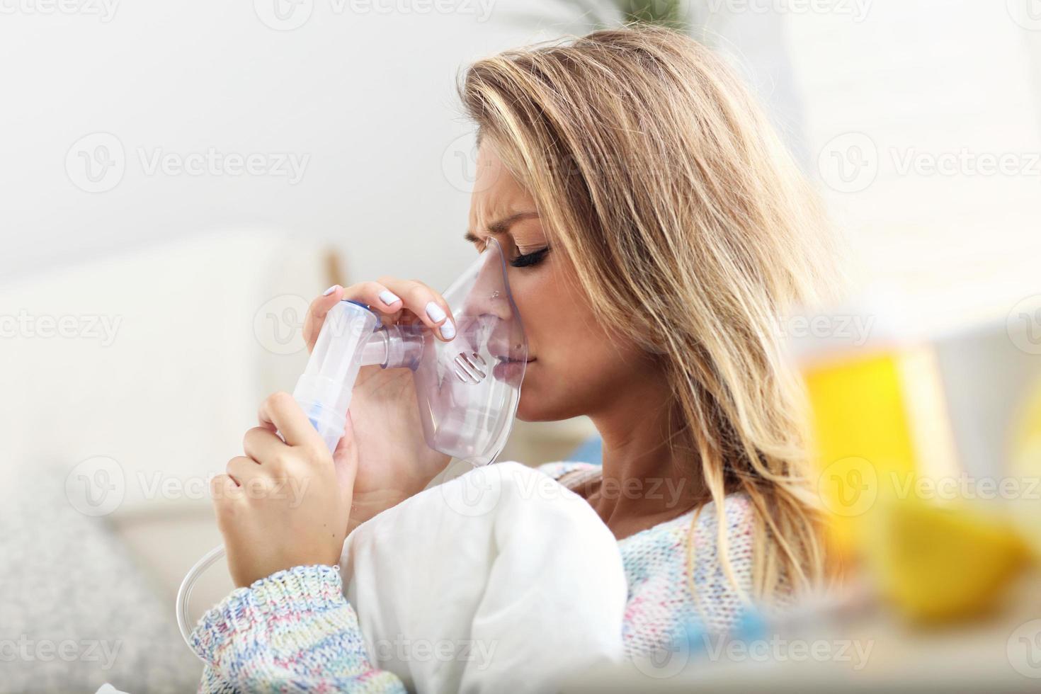 mujer enferma en casa foto