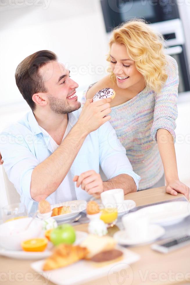 pareja feliz desayunando foto