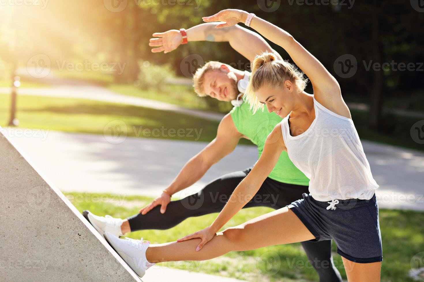 pareja joven haciendo ejercicio en el parque foto