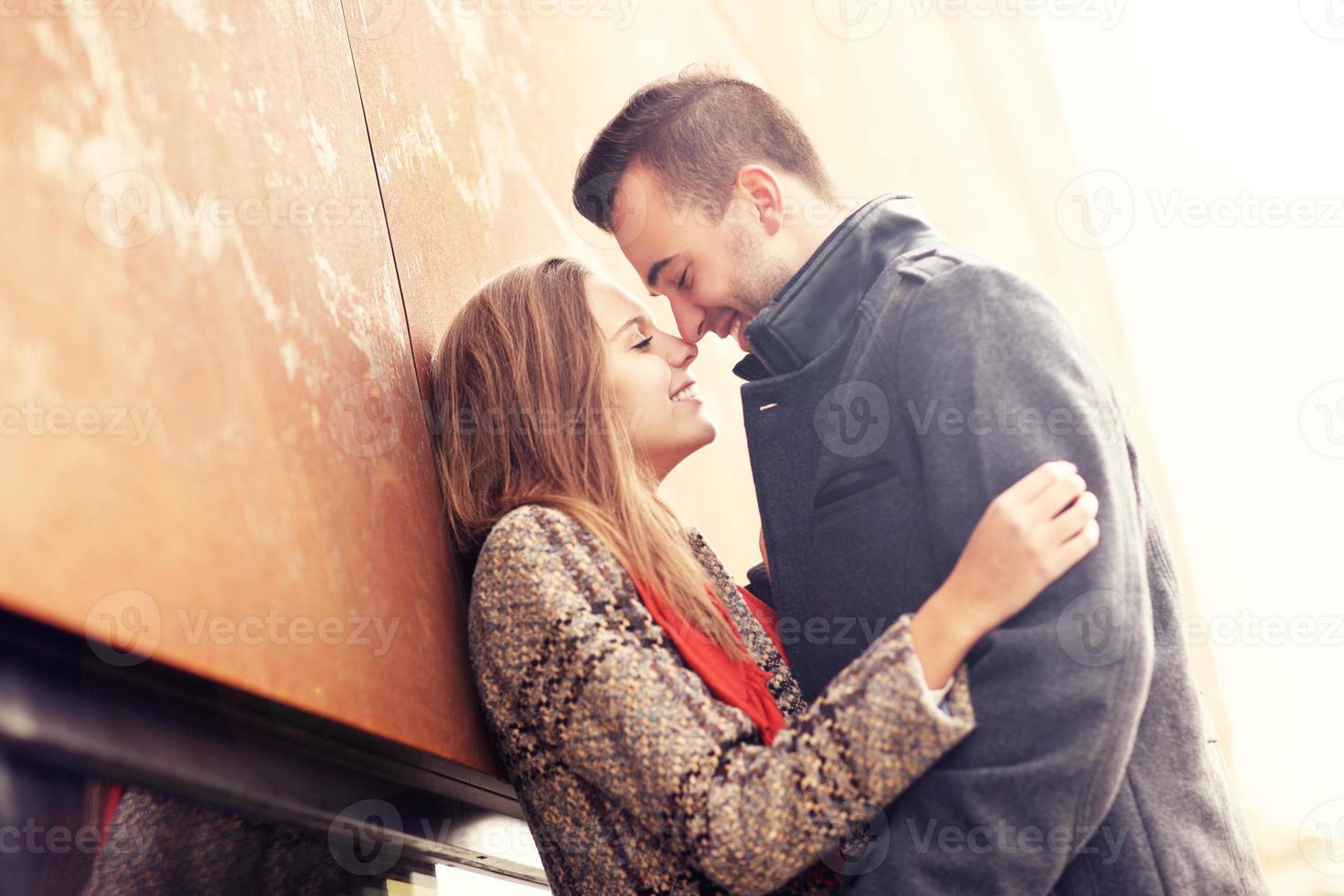 pareja besándose durante la cita de otoño foto