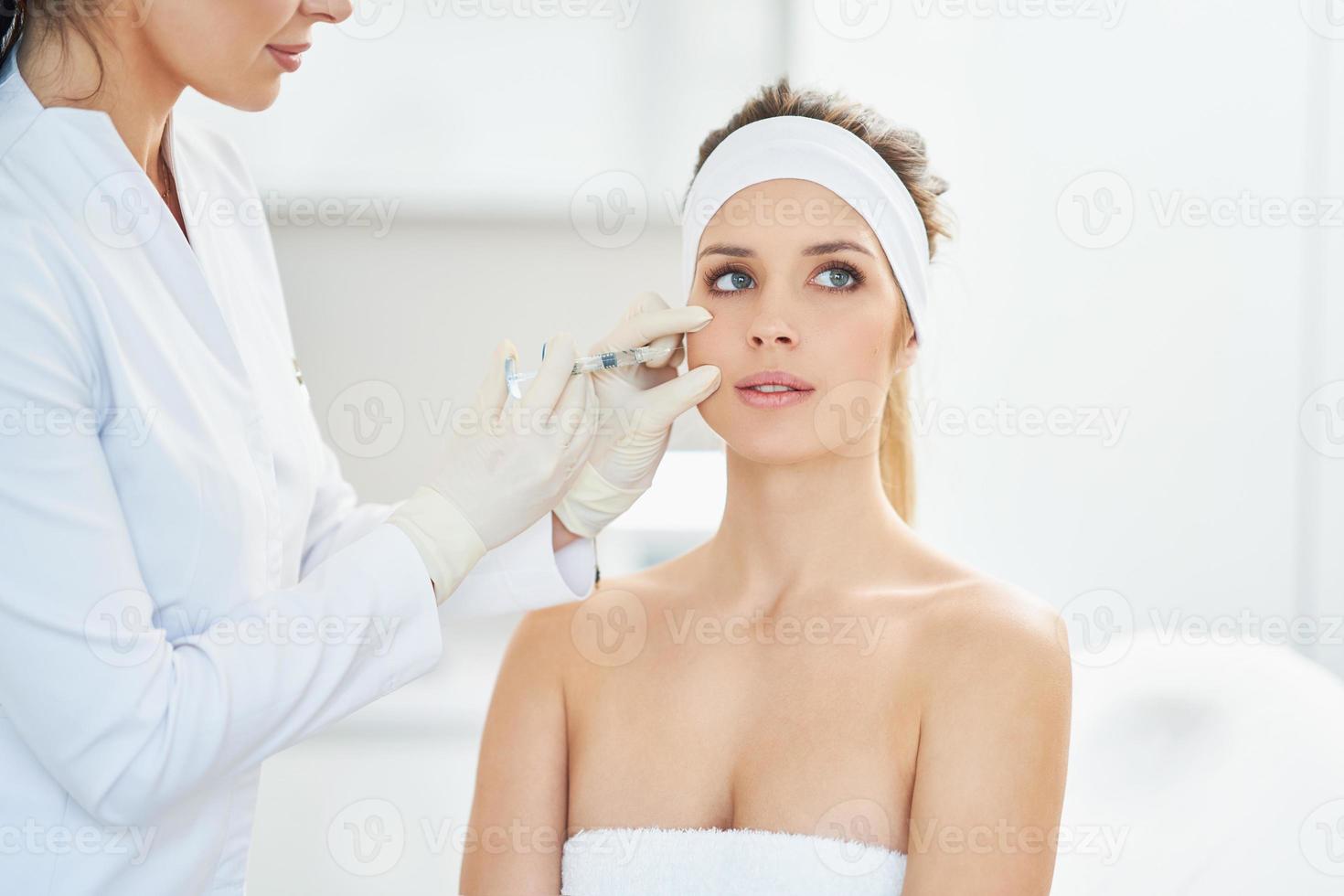 una escena de tratamientos de cosmetología médica inyección de botox. foto