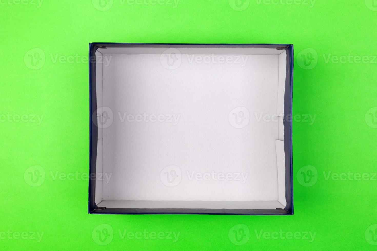 caja vacía para producto sobre fondo verde. vista superior foto