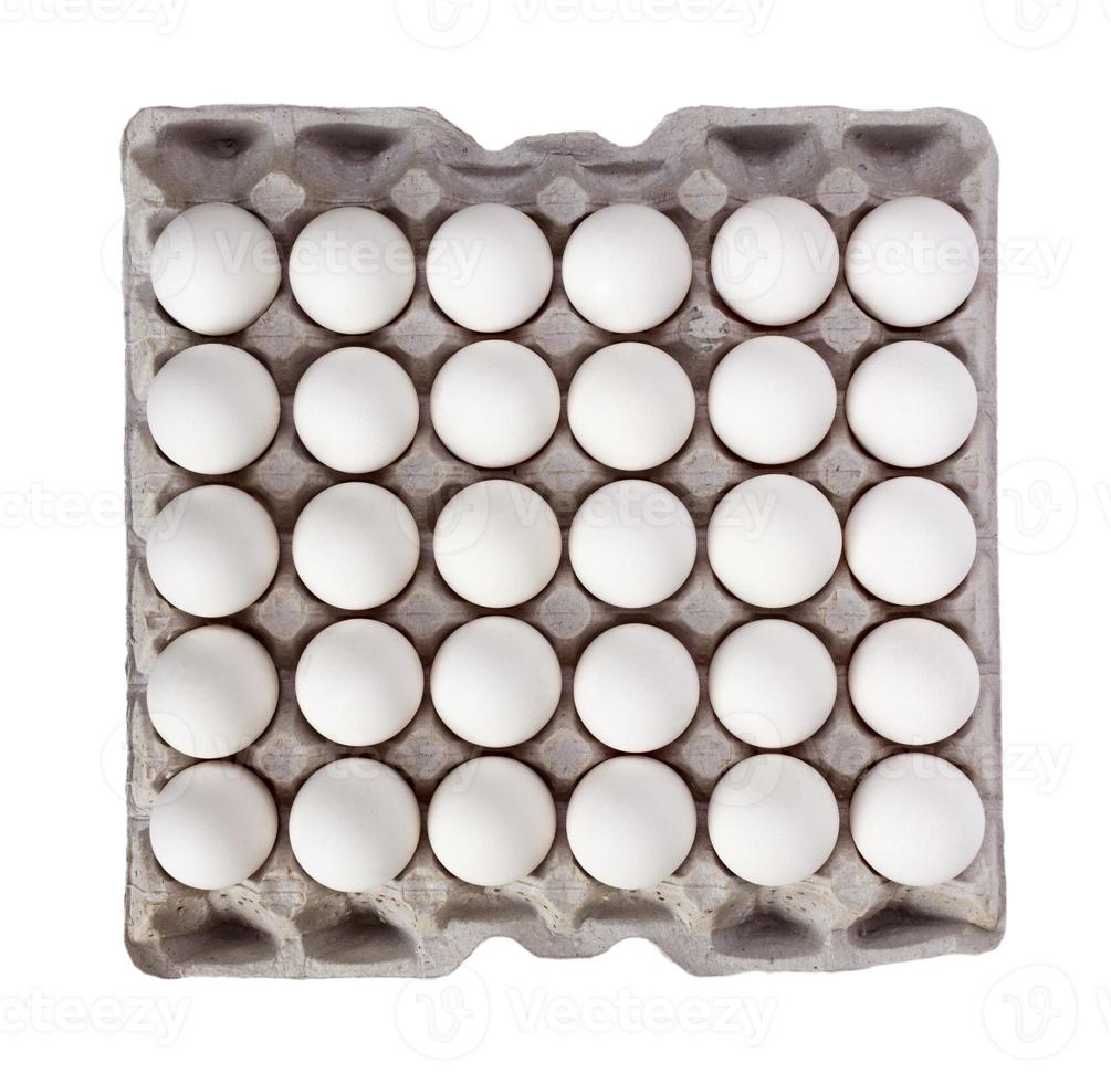 paquete de huevos blancos aislado sobre fondo blanco foto