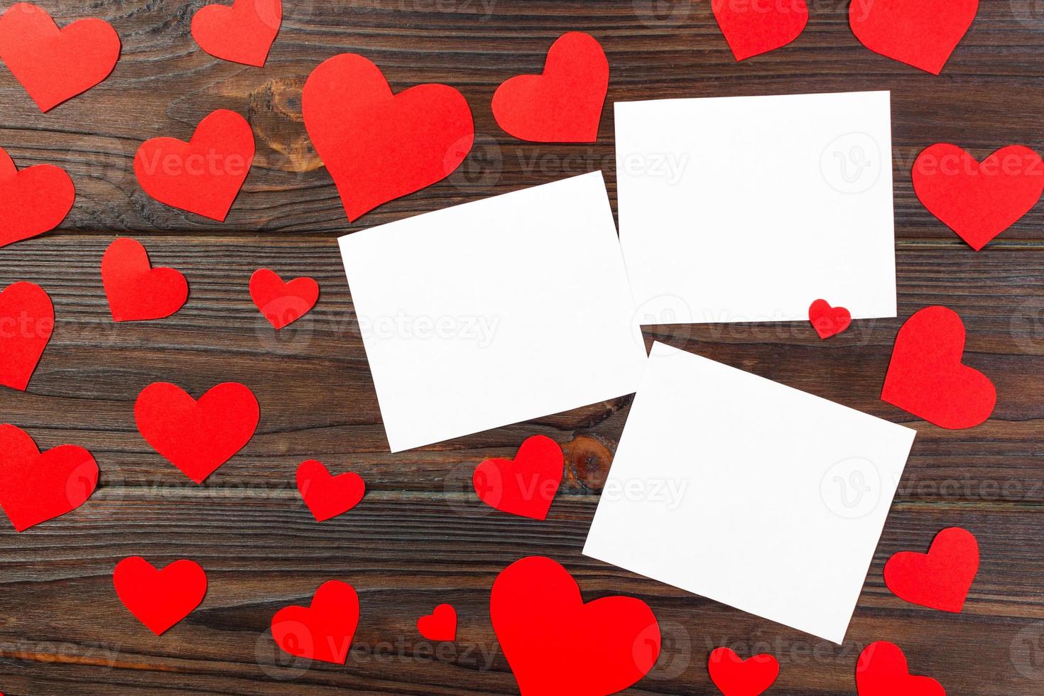 papel vacío sobre fondo de madera con corazón colorido en el día de san valentín foto