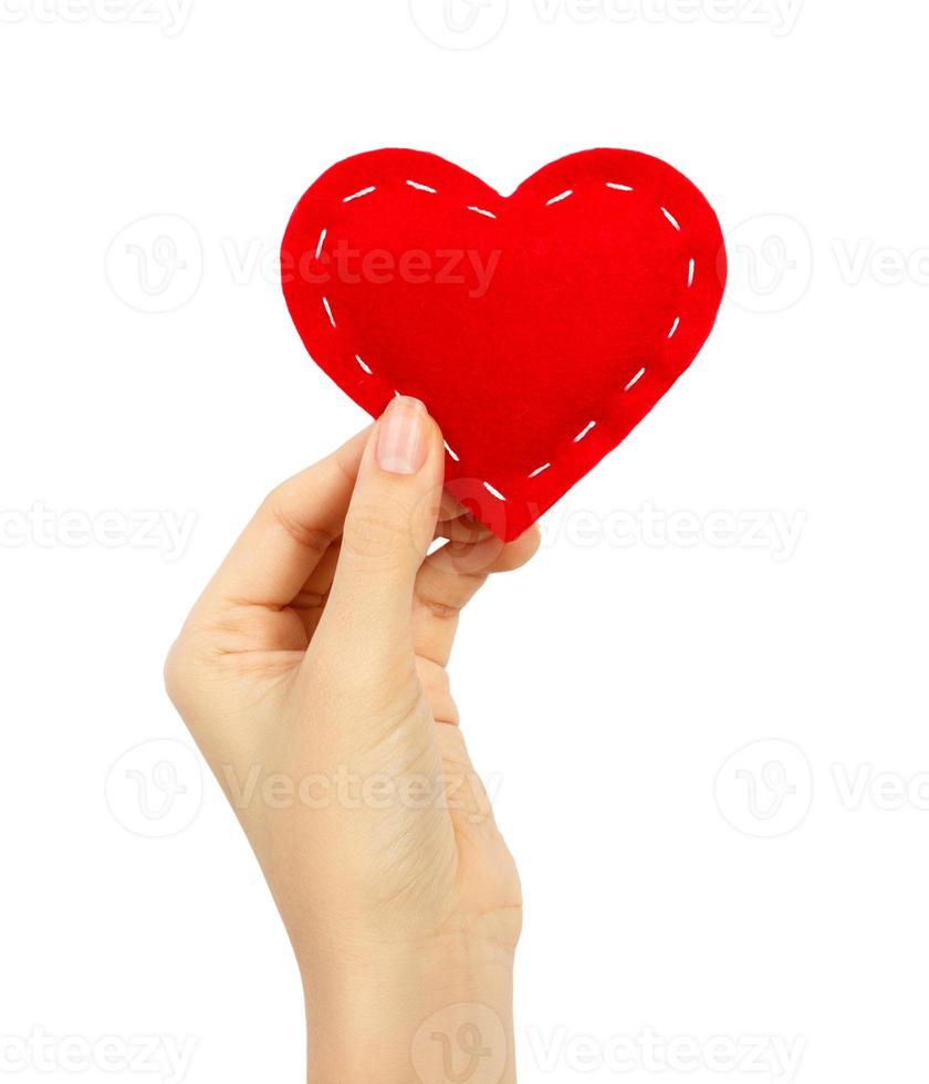 corazón rojo en mano de mujer aislado en blanco. día de San Valentín foto