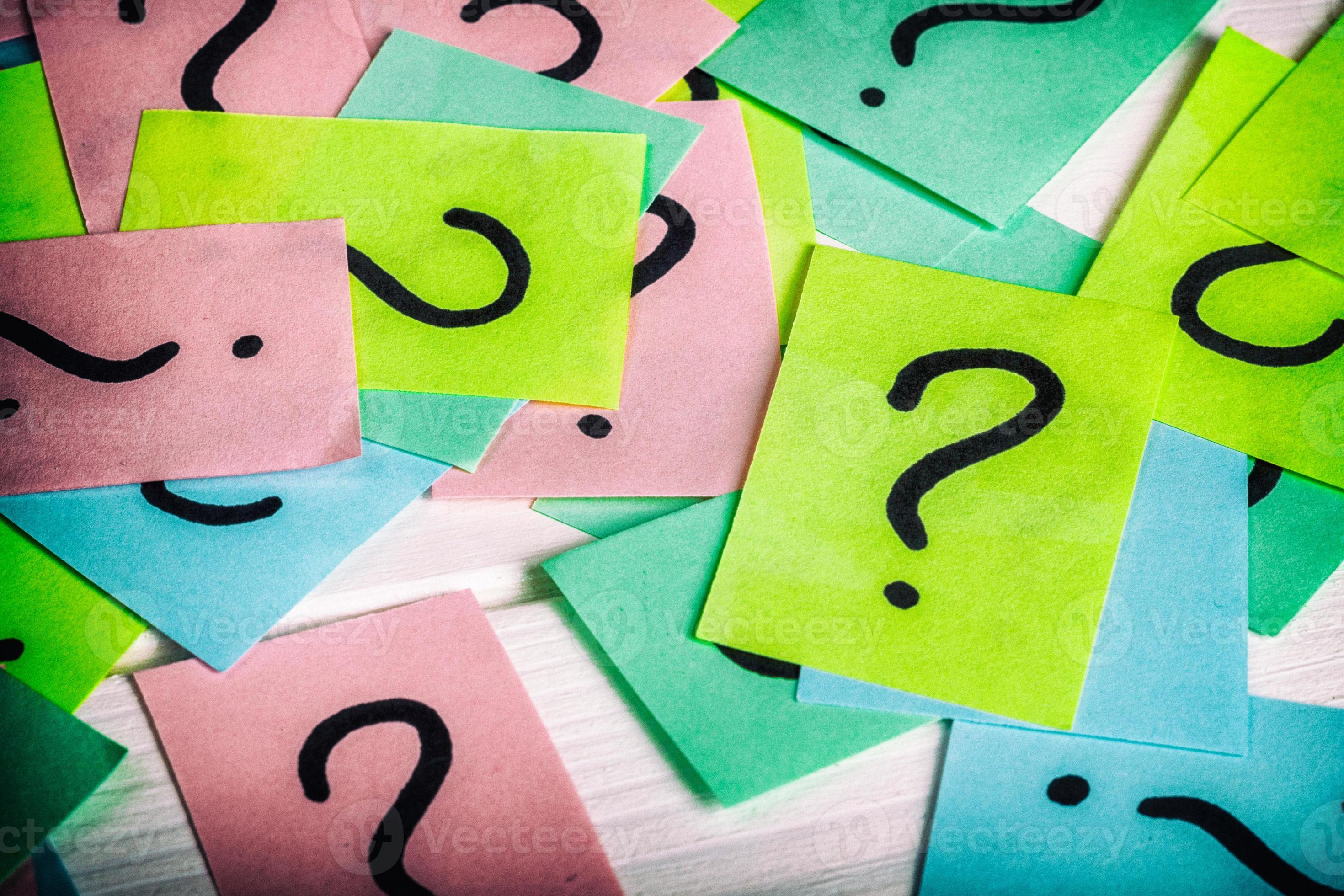 sólo un montón de signos de interrogación en papeles de colores ...