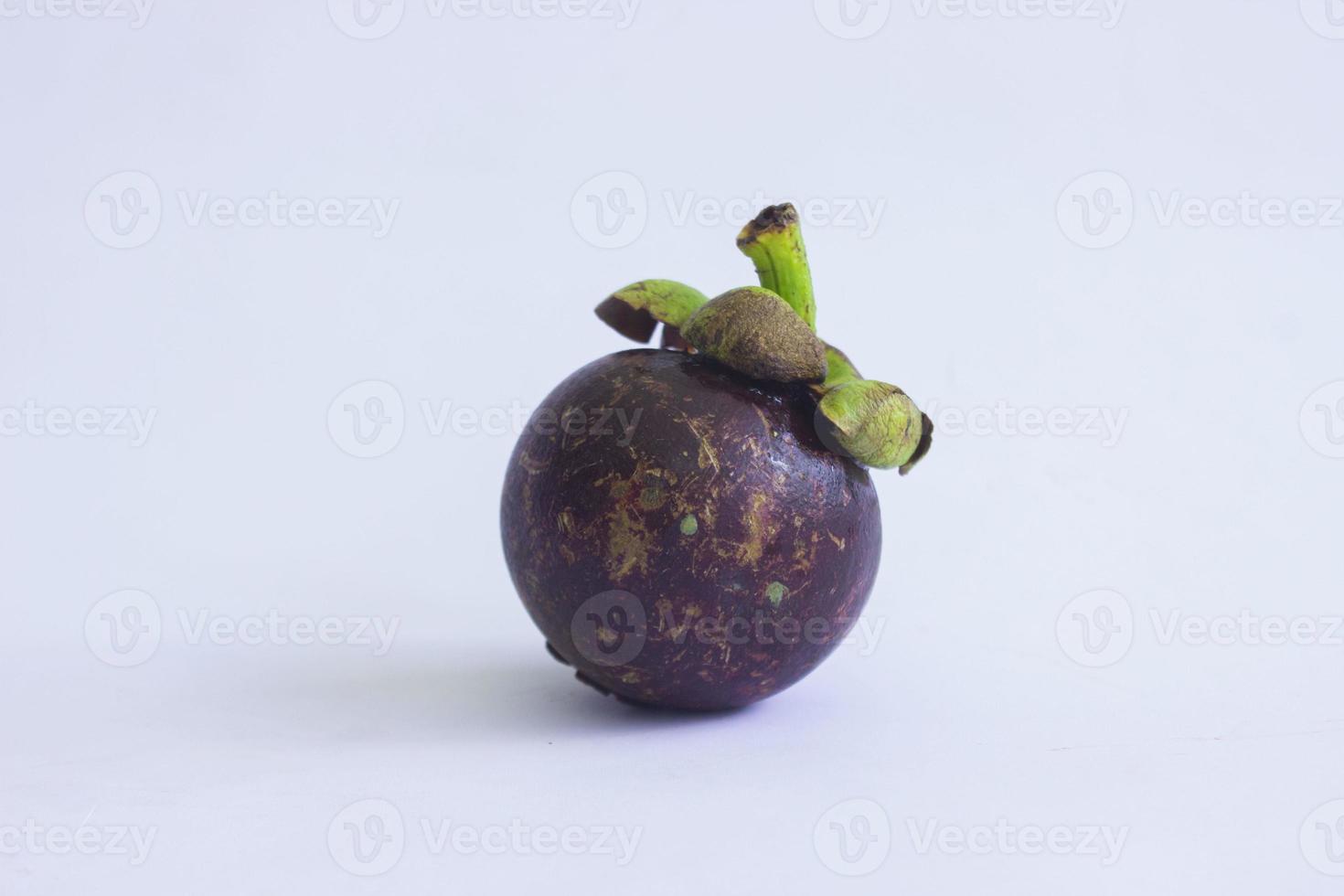 fresco, mangostán, garcinia mangostana aislado sobre fondo blanco foto