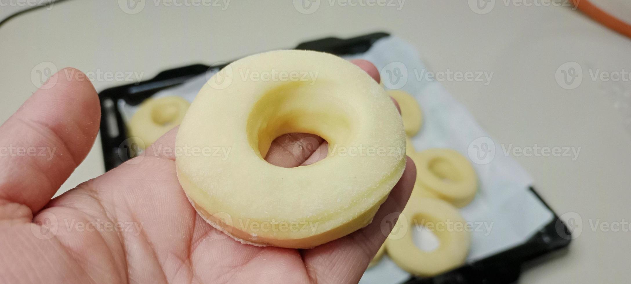 rosquillas variadas con glaseado de chocolate, glaseado rosa y rosquillas. donas en mano o bandeja foto