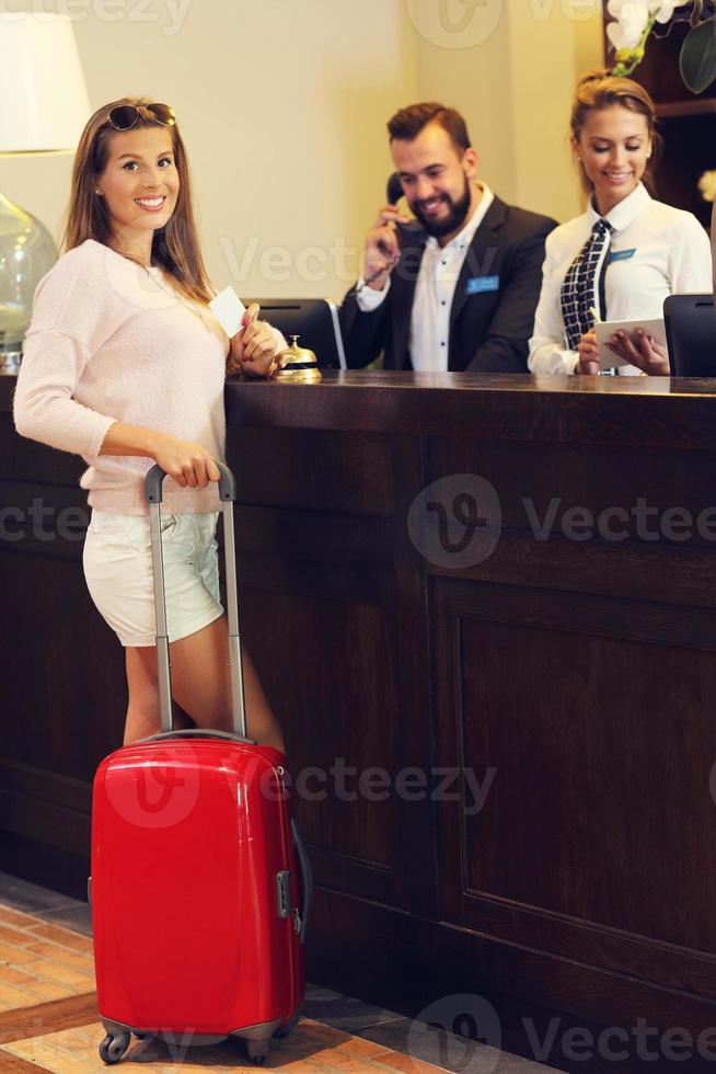 mujer en el mostrador de recepción en el hotel foto