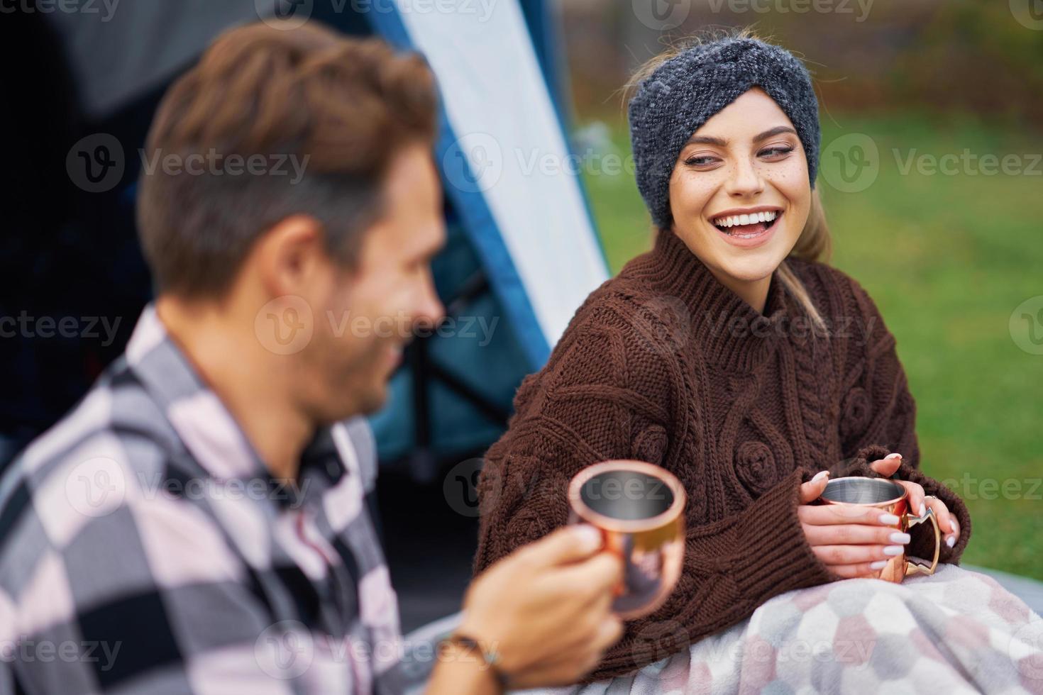 joven pareja agradable divirtiéndose en el camping foto