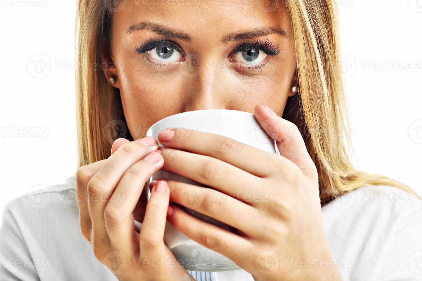 Mujer adulta bebiendo una taza de té y café aislado sobre blanco foto