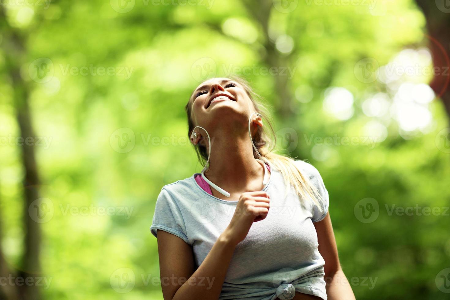 mujer corriendo en el bosque foto