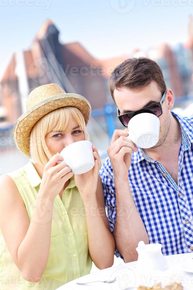 pareja joven tomando cafe foto