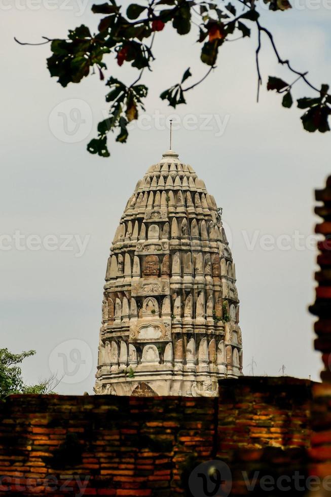 antiguo templo budista en el este de asia foto