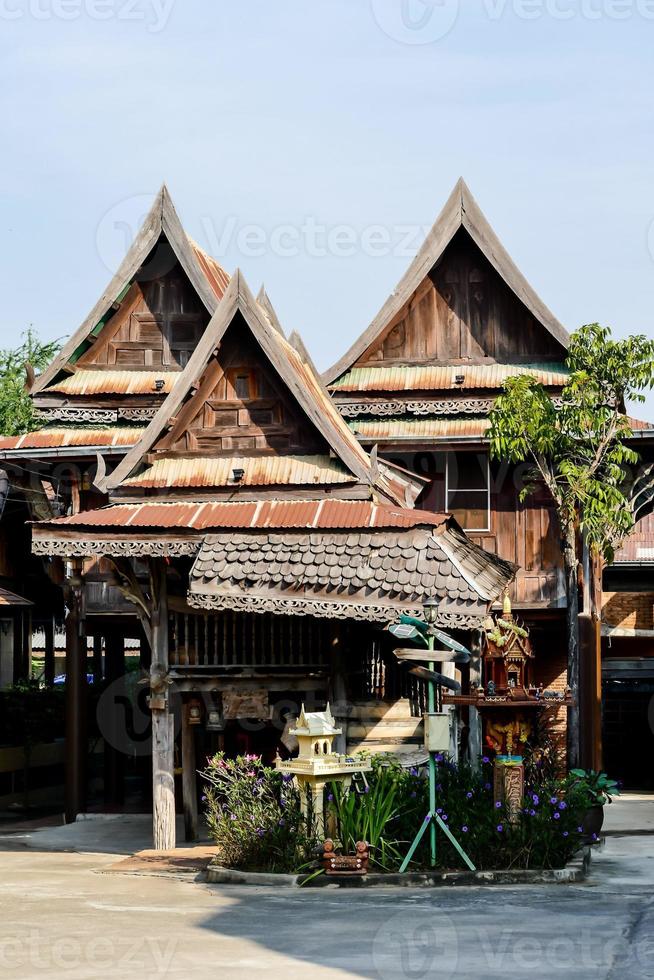 antiguo templo budista en el este de asia foto