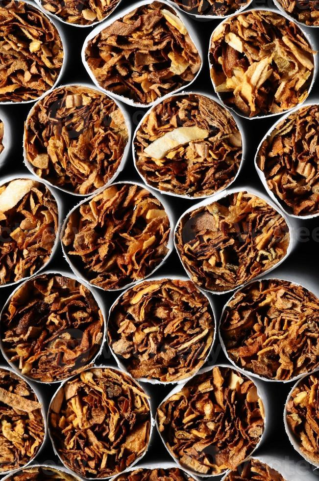 concepto de la industria tabacalera con cigarrillos apilados foto