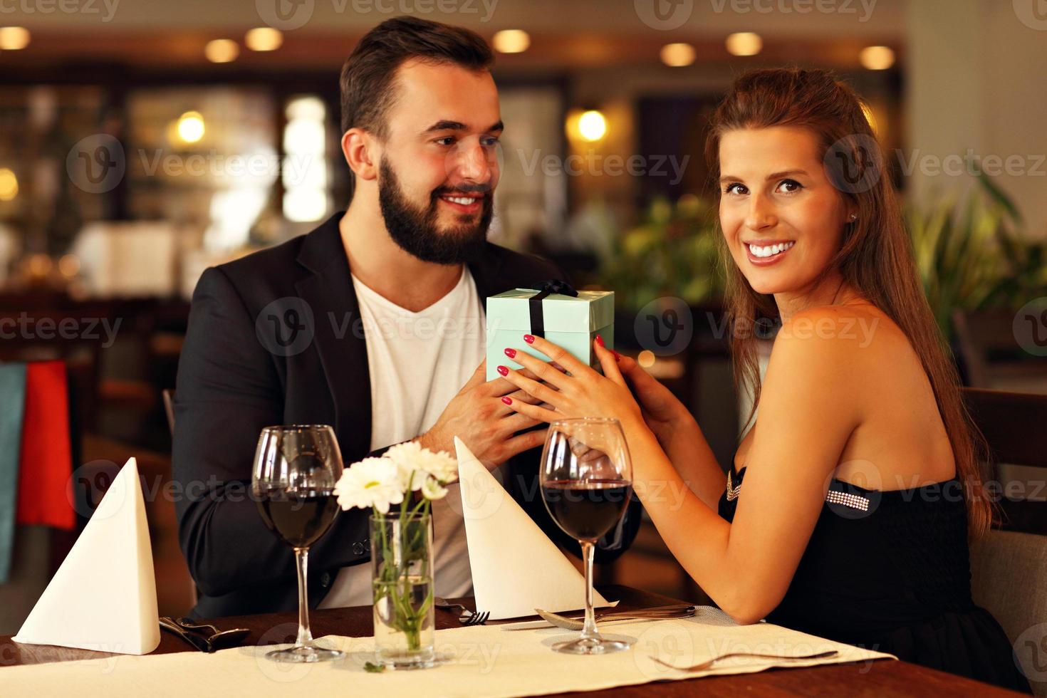 pareja romántica con presente en el restaurante foto