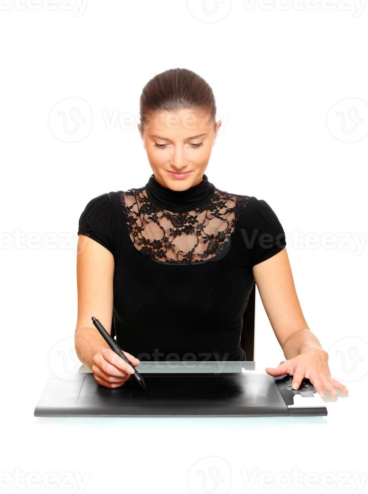 mujer joven que trabaja en una tableta digital foto