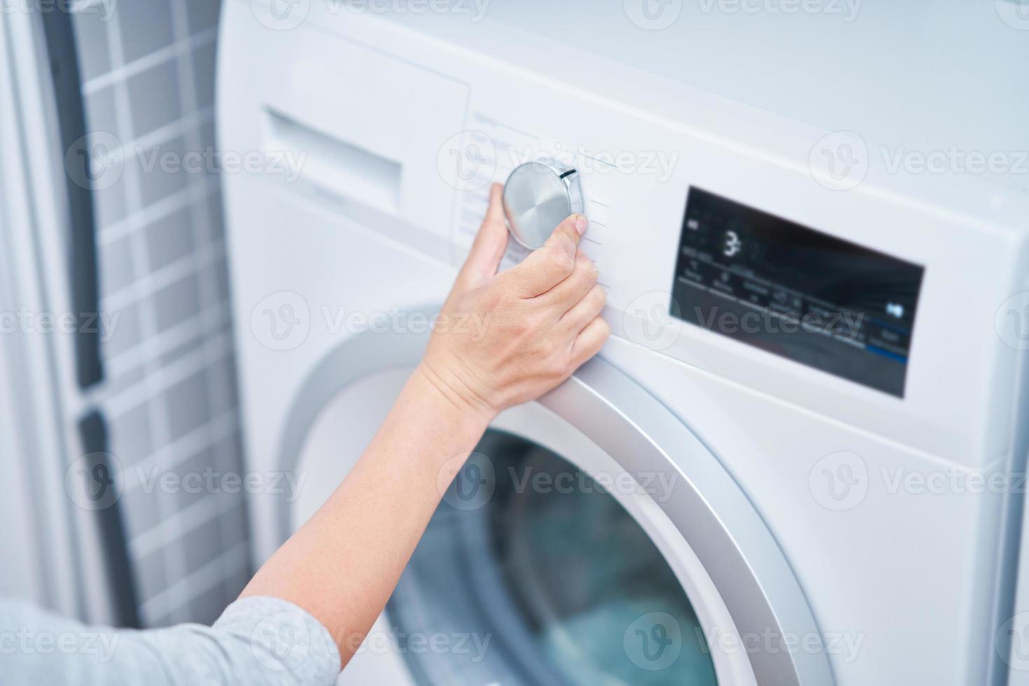 foto de mujer joven lavando ropa