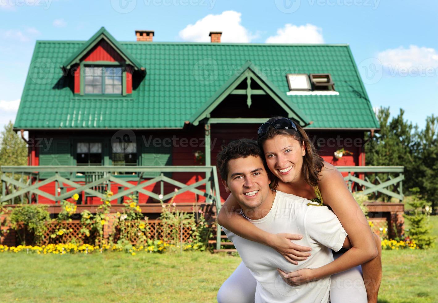 pareja joven y su casa foto