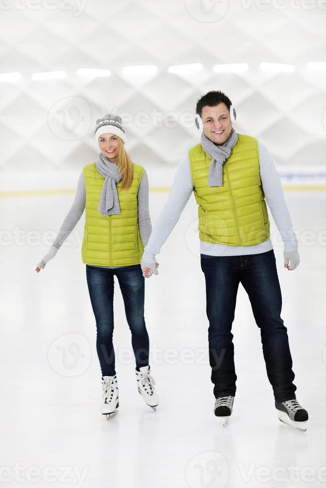 feliz pareja patinando sobre hielo foto