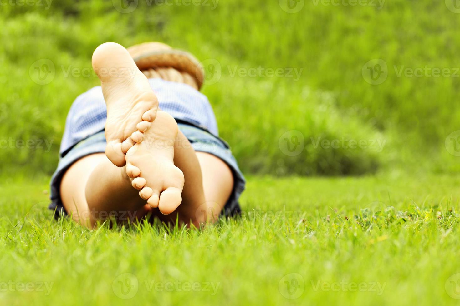 mujer tumbada en la hierba foto