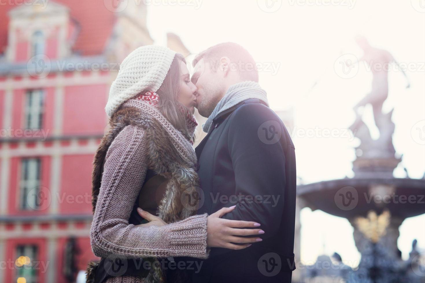 joven pareja besándose en gdansk foto