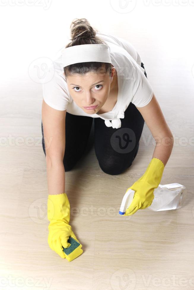 mujer joven haciendo las tareas del hogar foto