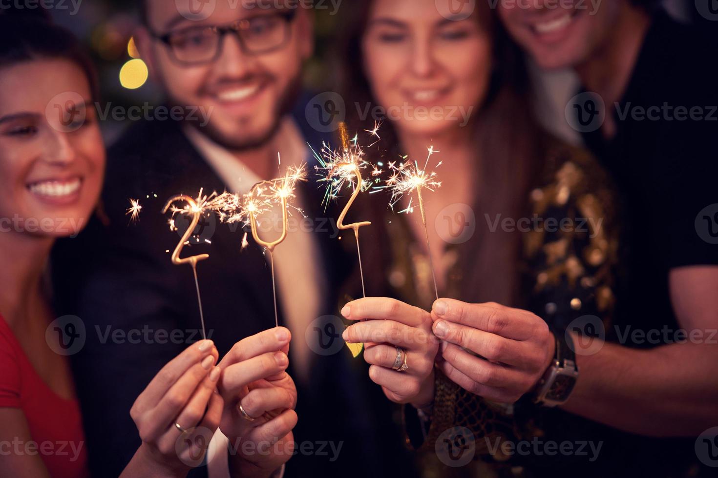 dos hermosas parejas jóvenes divirtiéndose en la fiesta de fin de año foto