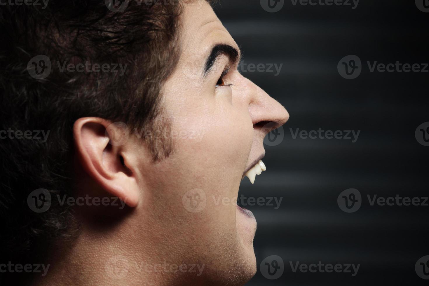 vampiro masculino sobre fondo oscuro foto