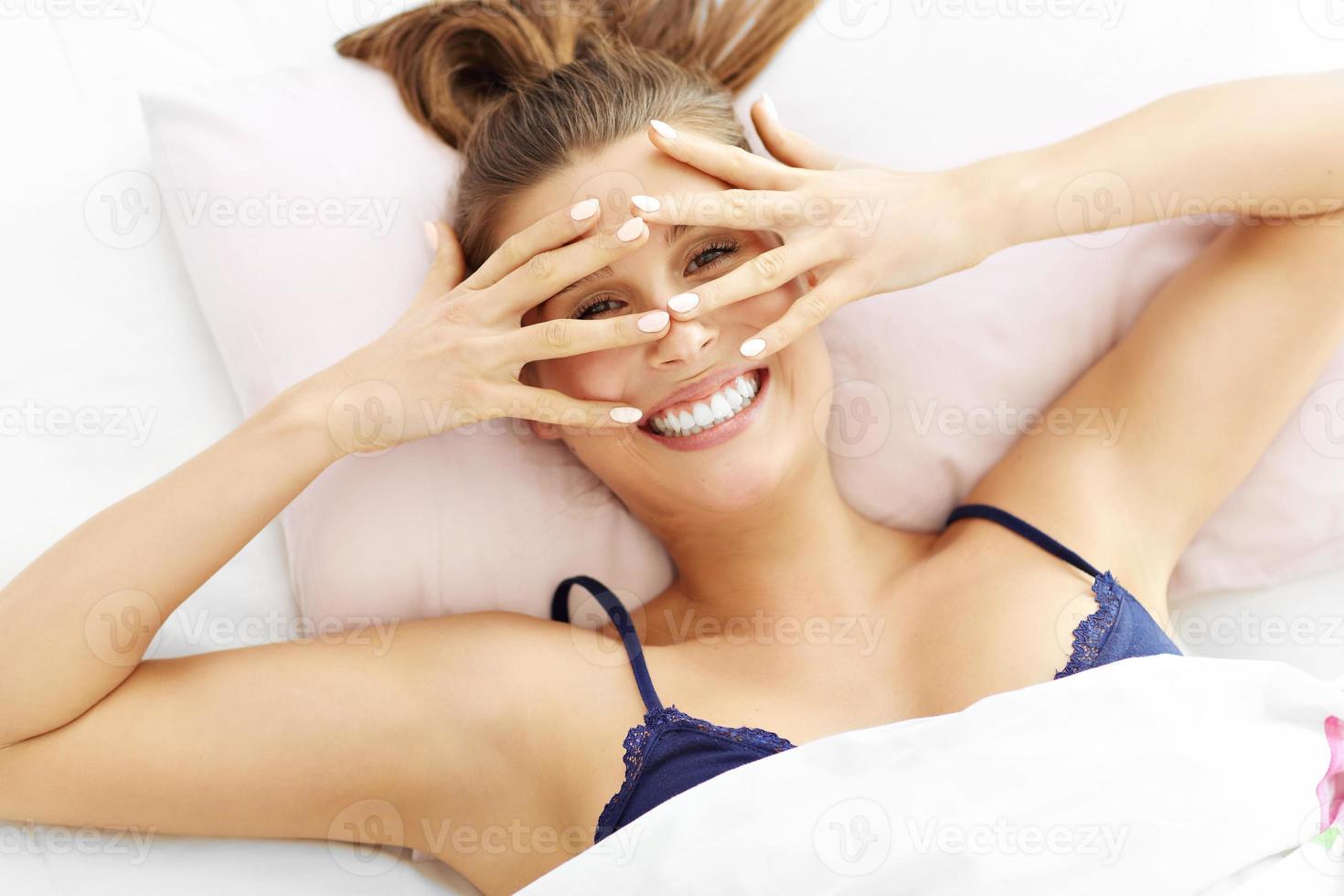 mujer joven durmiendo en la cama foto