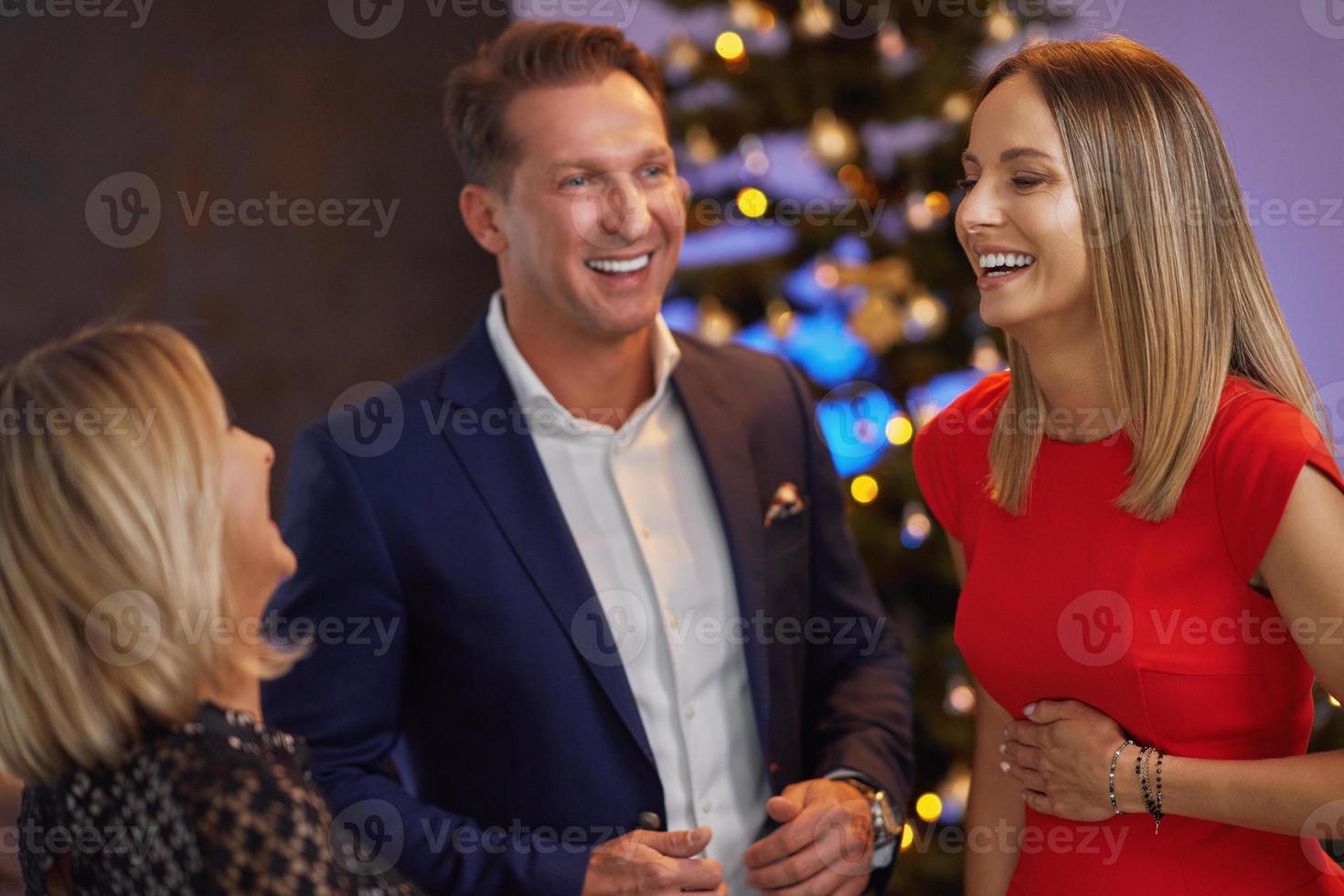 amigos de negocios celebrando la fiesta de navidad foto