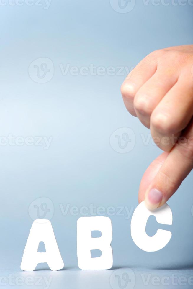 mano con bloque de letras abc foto