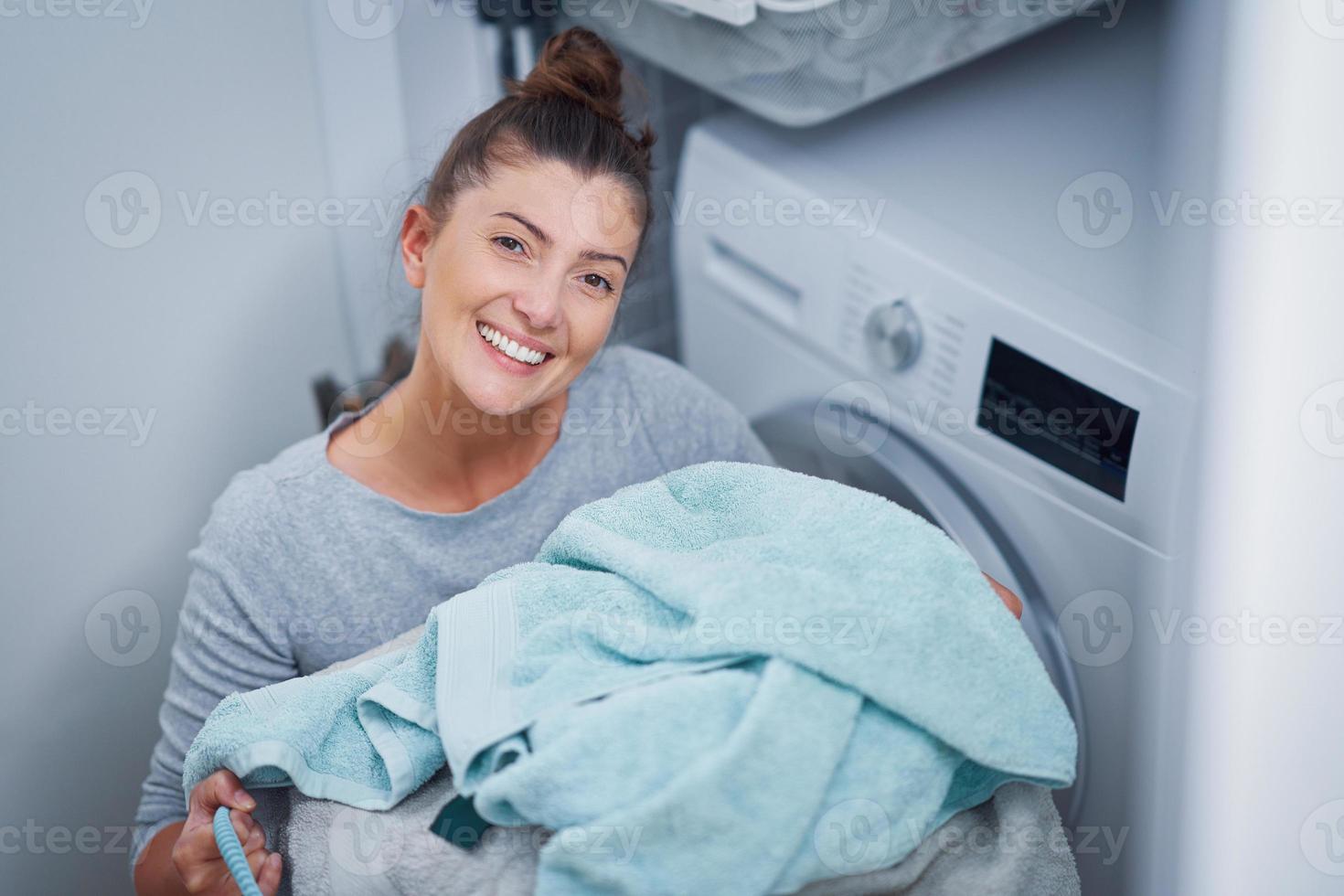 foto de mujer joven lavando ropa