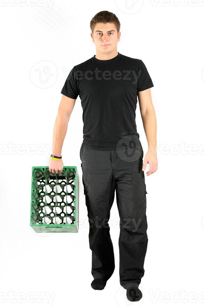 hombre de negro con caja de plástico de cerveza foto