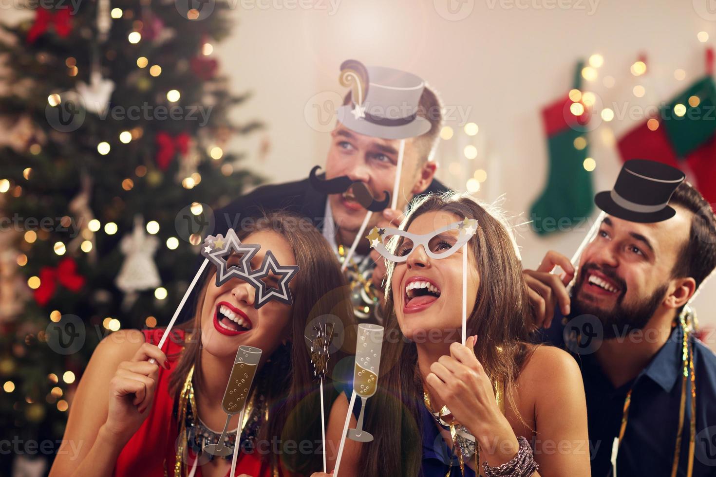 grupo de amigos celebrando año nuevo foto