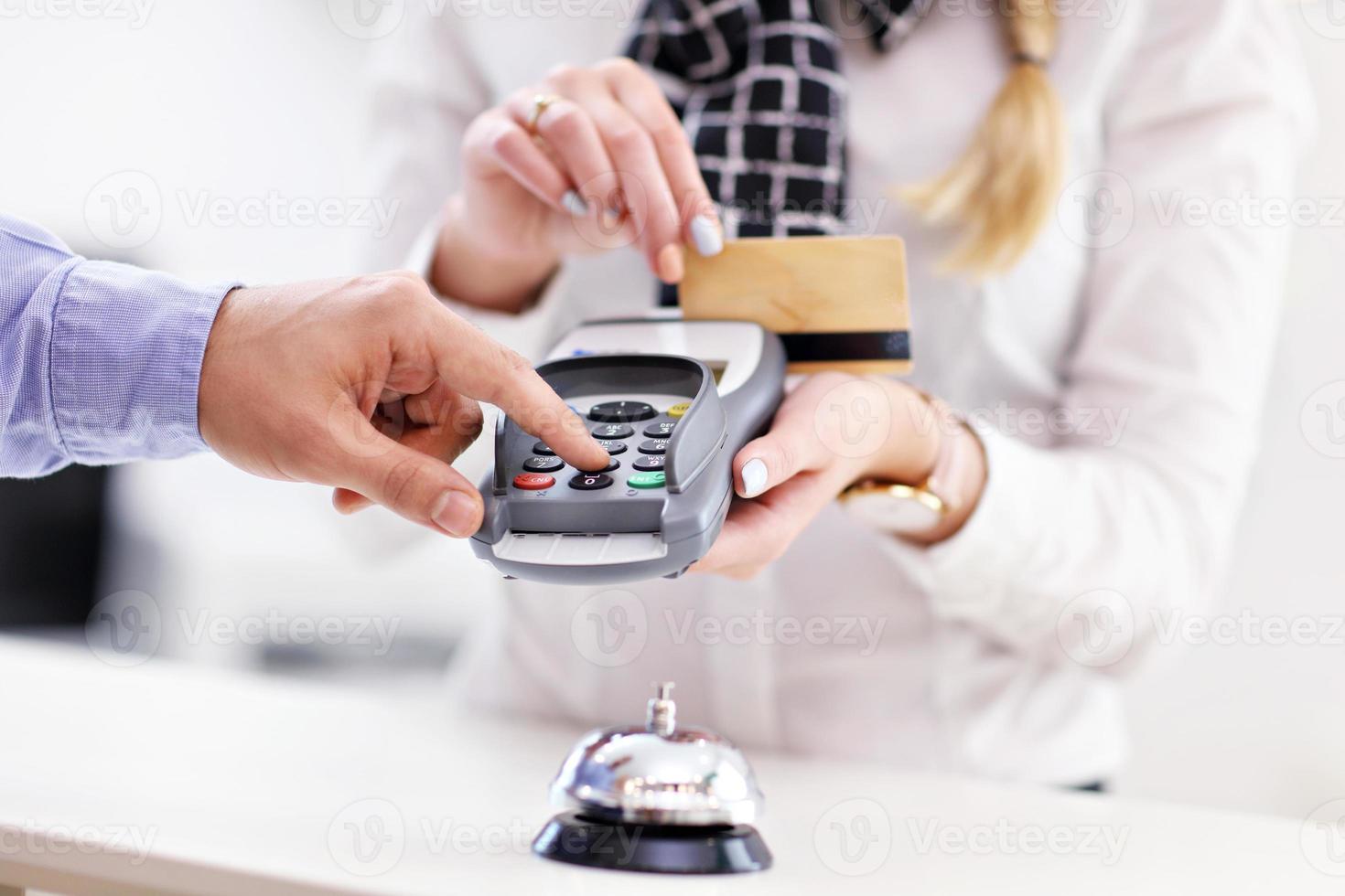 gente pagando en la recepción del hotel foto