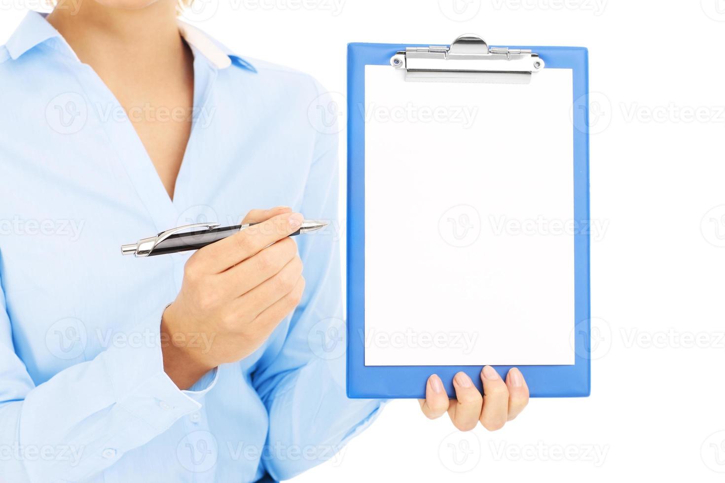 mujer con papel en blanco foto