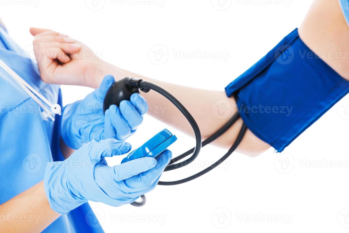 médico que examina la presión arterial del paciente foto