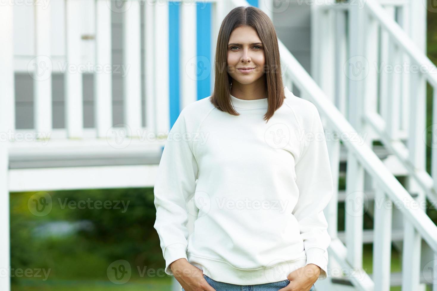 mujer joven en blusa blanca foto