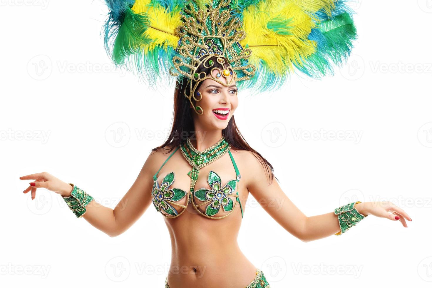 brasileño con traje de samba. hermosa mujer brasileña con traje colorido y  sonriendo durante el desfile callejero de carnaval en brasil. 9365118 Foto  de stock en Vecteezy