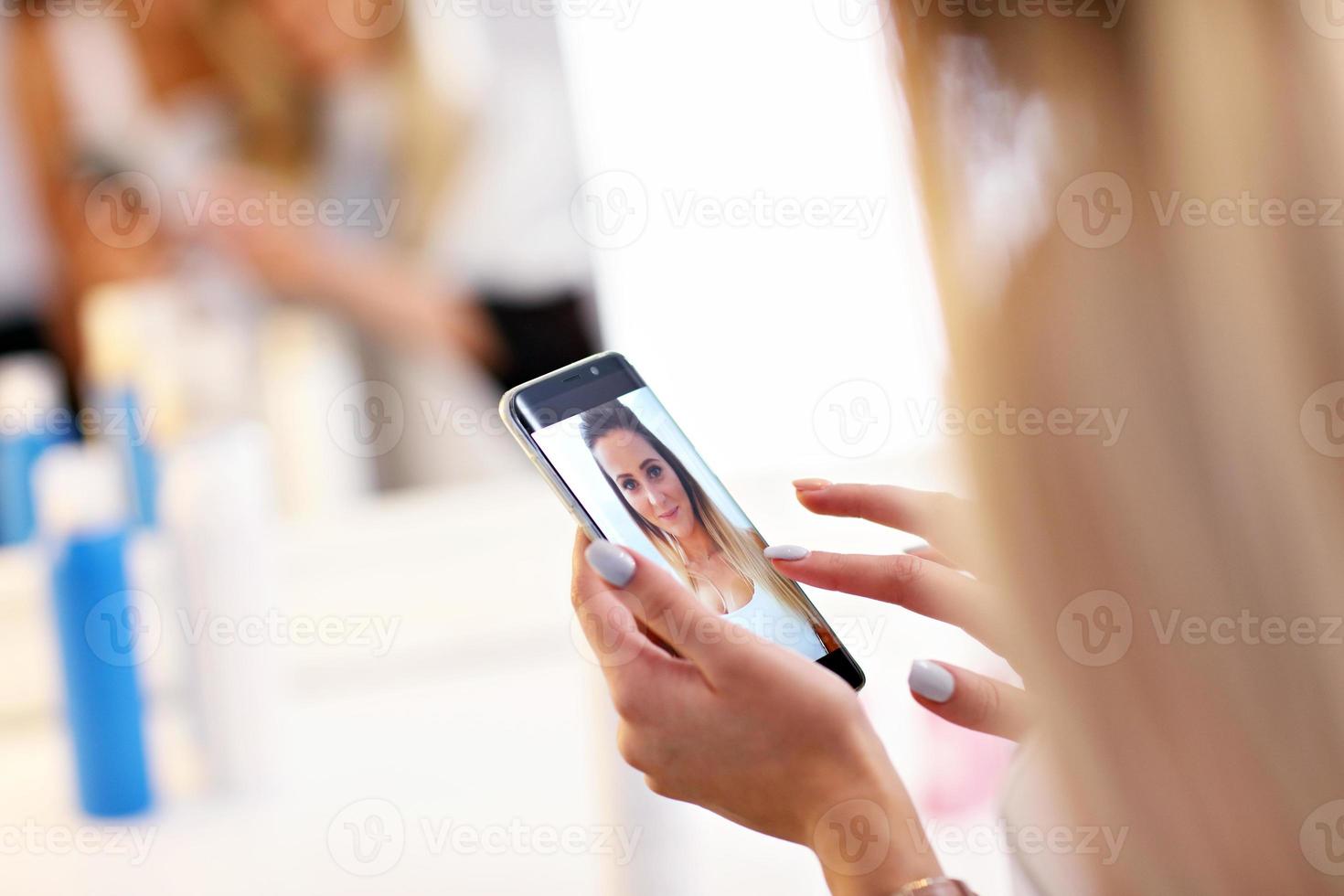 mujer adulta en la peluquería foto